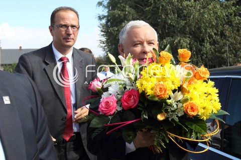  05.09.2013 PASZCZYNA<br />PREZES PIS JAROSLAW KACZYNSKI NA PODKARPACIU<br />SPOTKANIE W GOSPODARSTWIE ROLNYM W PASZCZYNIE KOLO DEBICY<br />WSPIERA SWOJEGO KANDYDATA NA SENATORA ZDZISLAWA PUPE<br />N/Z JAROSLAW KACZYNSKI KWIATY<br /> 