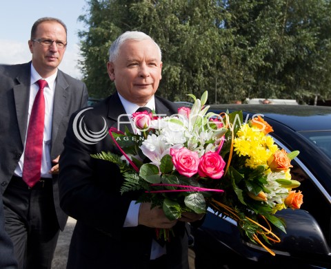  05.09.2013 PASZCZYNA<br />PREZES PIS JAROSLAW KACZYNSKI NA PODKARPACIU<br />SPOTKANIE W GOSPODARSTWIE ROLNYM W PASZCZYNIE KOLO DEBICY<br />WSPIERA SWOJEGO KANDYDATA NA SENATORA ZDZISLAWA PUPE<br />N/Z JAROSLAW KACZYNSKI JACEK RUDZINSKI ASYSTENT KWIATY<br /> 
