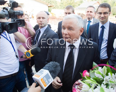  05.09.2013 PASZCZYNA<br />PREZES PIS JAROSLAW KACZYNSKI NA PODKARPACIU<br />SPOTKANIE W GOSPODARSTWIE ROLNYM W PASZCZYNIE KOLO DEBICY<br />WSPIERA SWOJEGO KANDYDATA NA SENATORA ZDZISLAWA PUPE<br />N/Z JAROSLAW KACZYNSKI KAMERY MIKROFONY TELEWIZJA<br /> 