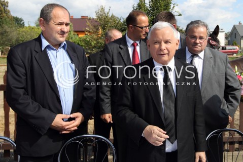  05.09.2013 PASZCZYNA<br />PREZES PIS JAROSLAW KACZYNSKI NA PODKARPACIU<br />SPOTKANIE W GOSPODARSTWIE ROLNYM W PASZCZYNIE KOLO DEBICY<br />WSPIERA SWOJEGO KANDYDATA NA SENATORA ZDZISLAWA PUPE<br />N/Z JAROSLAW KACZYNSKI ZDZISLAW PUPA STANISLAW OZOG<br /> 