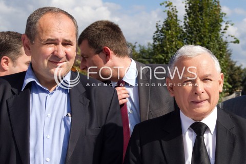  05.09.2013 PASZCZYNA<br />PREZES PIS JAROSLAW KACZYNSKI NA PODKARPACIU<br />SPOTKANIE W GOSPODARSTWIE ROLNYM W PASZCZYNIE KOLO DEBICY<br />WSPIERA SWOJEGO KANDYDATA NA SENATORA ZDZISLAWA PUPE<br />N/Z JAROSLAW KACZYNSKI ZDZISLAW PUPA<br /> 