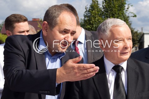  05.09.2013 PASZCZYNA<br />PREZES PIS JAROSLAW KACZYNSKI NA PODKARPACIU<br />SPOTKANIE W GOSPODARSTWIE ROLNYM W PASZCZYNIE KOLO DEBICY<br />WSPIERA SWOJEGO KANDYDATA NA SENATORA ZDZISLAWA PUPE<br />N/Z JAROSLAW KACZYNSKI ZDZISLAW PUPA<br /> 