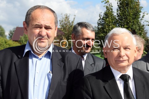  05.09.2013 PASZCZYNA<br />PREZES PIS JAROSLAW KACZYNSKI NA PODKARPACIU<br />SPOTKANIE W GOSPODARSTWIE ROLNYM W PASZCZYNIE KOLO DEBICY<br />WSPIERA SWOJEGO KANDYDATA NA SENATORA ZDZISLAWA PUPE<br />N/Z JAROSLAW KACZYNSKI ZDZISLAW PUPA<br /> 