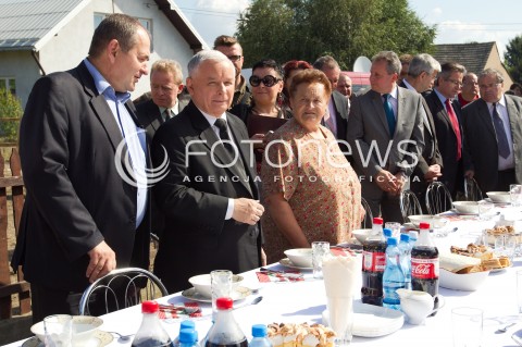  05.09.2013 PASZCZYNA<br />PREZES PIS JAROSLAW KACZYNSKI NA PODKARPACIU<br />SPOTKANIE W GOSPODARSTWIE ROLNYM W PASZCZYNIE KOLO DEBICY<br />WSPIERA SWOJEGO KANDYDATA NA SENATORA ZDZISLAWA PUPE<br />N/Z JAROSLAW KACZYNSKI ZDZISLAW PUPA<br /> 