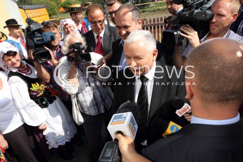  05.09.2013 PASZCZYNA<br />PREZES PIS JAROSLAW KACZYNSKI NA PODKARPACIU<br />SPOTKANIE W GOSPODARSTWIE ROLNYM W PASZCZYNIE KOLO DEBICY<br />WSPIERA SWOJEGO KANDYDATA NA SENATORA ZDZISLAWA PUPE<br />N/Z JAROSLAW KACZYNSKI MEDIA DZIENNIKARZE KAMERY MIKROFONY<br /> 