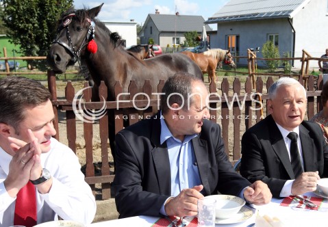  05.09.2013 PASZCZYNA<br />PREZES PIS JAROSLAW KACZYNSKI NA PODKARPACIU<br />SPOTKANIE W GOSPODARSTWIE ROLNYM W PASZCZYNIE KOLO DEBICY<br />WSPIERA SWOJEGO KANDYDATA NA SENATORA ZDZISLAWA PUPE<br />N/Z JAROSLAW KACZYNSKI ZDZISLAW PUPA W TLE KONIE<br /> 