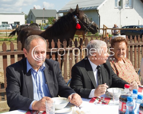  05.09.2013 PASZCZYNA<br />PREZES PIS JAROSLAW KACZYNSKI NA PODKARPACIU<br />SPOTKANIE W GOSPODARSTWIE ROLNYM W PASZCZYNIE KOLO DEBICY<br />WSPIERA SWOJEGO KANDYDATA NA SENATORA ZDZISLAWA PUPE<br />N/Z JAROSLAW KACZYNSKI ZDZISLAW PUPA KON KONIE W TLE<br /> 
