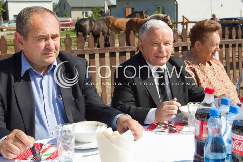  05.09.2013 PASZCZYNA<br />PREZES PIS JAROSLAW KACZYNSKI NA PODKARPACIU<br />SPOTKANIE W GOSPODARSTWIE ROLNYM W PASZCZYNIE KOLO DEBICY<br />WSPIERA SWOJEGO KANDYDATA NA SENATORA ZDZISLAWA PUPE<br />N/Z JAROSLAW KACZYNSKI ZDZISLAW PUPA<br /> 