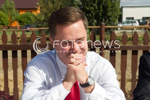  05.09.2013 PASZCZYNA<br />PREZES PIS JAROSLAW KACZYNSKI NA PODKARPACIU<br />SPOTKANIE W GOSPODARSTWIE ROLNYM W PASZCZYNIE KOLO DEBICY<br />WSPIERA SWOJEGO KANDYDATA NA SENATORA ZDZISLAWA PUPE<br />N/Z ADAM HOFMAN USMIECH<br /> 