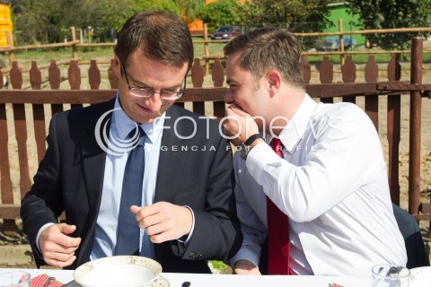  05.09.2013 PASZCZYNA<br />PREZES PIS JAROSLAW KACZYNSKI NA PODKARPACIU<br />SPOTKANIE W GOSPODARSTWIE ROLNYM W PASZCZYNIE KOLO DEBICY<br />WSPIERA SWOJEGO KANDYDATA NA SENATORA ZDZISLAWA PUPE<br />N/Z ADAM HOFMAN TOMASZ POREBA<br /> 