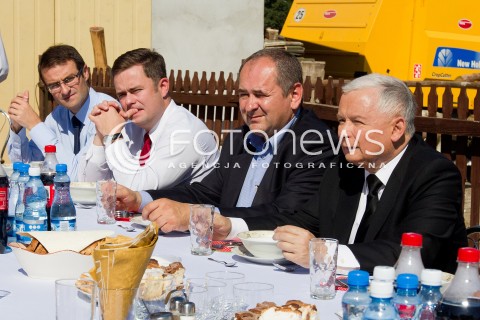  05.09.2013 PASZCZYNA<br />PREZES PIS JAROSLAW KACZYNSKI NA PODKARPACIU<br />SPOTKANIE W GOSPODARSTWIE ROLNYM W PASZCZYNIE KOLO DEBICY<br />WSPIERA SWOJEGO KANDYDATA NA SENATORA ZDZISLAWA PUPE<br />N/Z JAROSLAW KACZYNSKI TOMASZ POREBA ADAM HOFMAN ZDZISLAW PUPA<br /> 