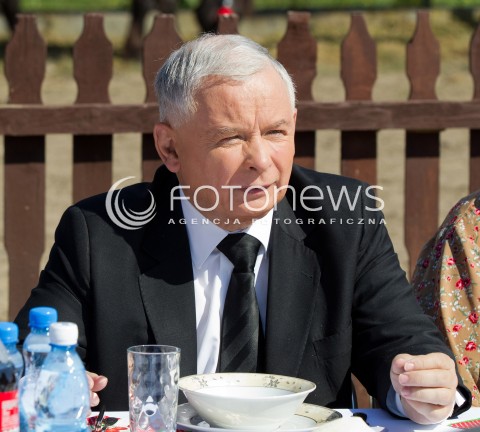  05.09.2013 PASZCZYNA<br />PREZES PIS JAROSLAW KACZYNSKI NA PODKARPACIU<br />SPOTKANIE W GOSPODARSTWIE ROLNYM W PASZCZYNIE KOLO DEBICY<br />WSPIERA SWOJEGO KANDYDATA NA SENATORA ZDZISLAWA PUPE<br />N/Z JAROSLAW KACZYNSKI<br /> 
