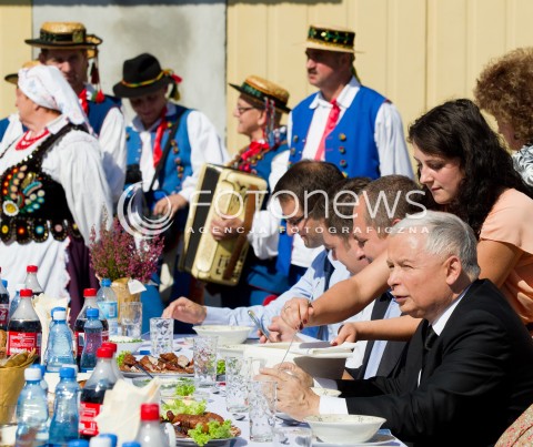  05.09.2013 PASZCZYNA<br />PREZES PIS JAROSLAW KACZYNSKI NA PODKARPACIU<br />SPOTKANIE W GOSPODARSTWIE ROLNYM W PASZCZYNIE KOLO DEBICY<br />WSPIERA SWOJEGO KANDYDATA NA SENATORA ZDZISLAWA PUPE<br />N/Z JAROSLAW KACZYNSKI PRZY STOLE<br /> 