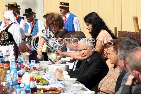  05.09.2013 PASZCZYNA<br />PREZES PIS JAROSLAW KACZYNSKI NA PODKARPACIU<br />SPOTKANIE W GOSPODARSTWIE ROLNYM W PASZCZYNIE KOLO DEBICY<br />WSPIERA SWOJEGO KANDYDATA NA SENATORA ZDZISLAWA PUPE<br />N/Z JAROSLAW KACZYNSKI SNIADANIE WIEJSKIE<br /> 