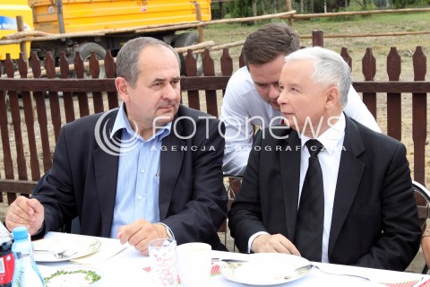  05.09.2013 PASZCZYNA<br />PREZES PIS JAROSLAW KACZYNSKI NA PODKARPACIU<br />SPOTKANIE W GOSPODARSTWIE ROLNYM W PASZCZYNIE KOLO DEBICY<br />WSPIERA SWOJEGO KANDYDATA NA SENATORA ZDZISLAWA PUPE<br />N/Z JAROSLAW KACZYNSKI ADAM HOFMAN ZDZISLAW PUPA<br /> 