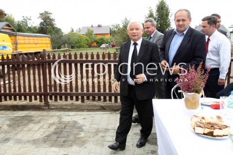  05.09.2013 PASZCZYNA<br />PREZES PIS JAROSLAW KACZYNSKI NA PODKARPACIU<br />SPOTKANIE W GOSPODARSTWIE ROLNYM W PASZCZYNIE KOLO DEBICY<br />WSPIERA SWOJEGO KANDYDATA NA SENATORA ZDZISLAWA PUPE<br />N/Z JAROSLAW KACZYNSKI ADAM HOFMAN ZDZISLAW PUPA<br /> 