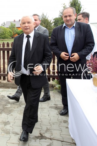  05.09.2013 PASZCZYNA<br />PREZES PIS JAROSLAW KACZYNSKI NA PODKARPACIU<br />SPOTKANIE W GOSPODARSTWIE ROLNYM W PASZCZYNIE KOLO DEBICY<br />WSPIERA SWOJEGO KANDYDATA NA SENATORA ZDZISLAWA PUPE<br />N/Z JAROSLAW KACZYNSKI ZDZISLAW PUPA<br /> 