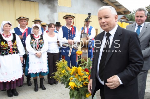  05.09.2013 PASZCZYNA<br />PREZES PIS JAROSLAW KACZYNSKI NA PODKARPACIU<br />SPOTKANIE W GOSPODARSTWIE ROLNYM W PASZCZYNIE KOLO DEBICY<br />WSPIERA SWOJEGO KANDYDATA NA SENATORA ZDZISLAWA PUPE<br />N/Z JAROSLAW KACZYNSKI <br /> 