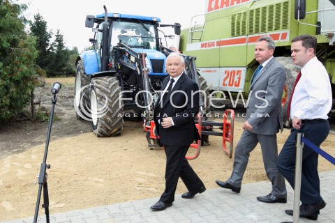  05.09.2013 PASZCZYNA<br />PREZES PIS JAROSLAW KACZYNSKI NA PODKARPACIU<br />SPOTKANIE W GOSPODARSTWIE ROLNYM W PASZCZYNIE KOLO DEBICY<br />WSPIERA SWOJEGO KANDYDATA NA SENATORA ZDZISLAWA PUPE<br />N/Z JAROSLAW KACZYNSKI ADAM HOFMAN TRAKTOR<br /> 