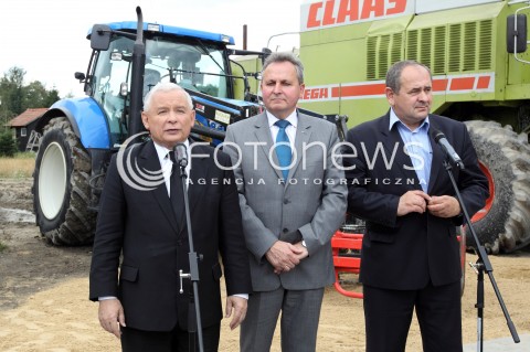  05.09.2013 PASZCZYNA<br />PREZES PIS JAROSLAW KACZYNSKI NA PODKARPACIU<br />SPOTKANIE W GOSPODARSTWIE ROLNYM W PASZCZYNIE KOLO DEBICY<br />WSPIERA SWOJEGO KANDYDATA NA SENATORA ZDZISLAWA PUPE<br />N/Z JAROSLAW KACZYNSKI ADAM HOFMAN TRAKTOR<br /> 