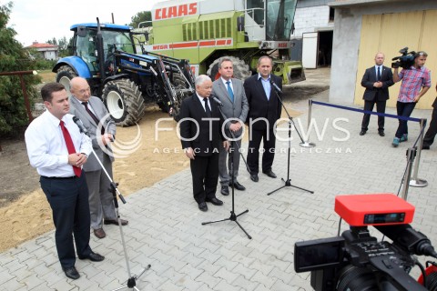  05.09.2013 PASZCZYNA<br />PREZES PIS JAROSLAW KACZYNSKI NA PODKARPACIU<br />SPOTKANIE W GOSPODARSTWIE ROLNYM W PASZCZYNIE KOLO DEBICY<br />WSPIERA SWOJEGO KANDYDATA NA SENATORA ZDZISLAWA PUPE<br />N/Z JAROSLAW KACZYNSKI ADAM HOFMAN TRAKTOR ZDZISLAW PUPA<br /> 