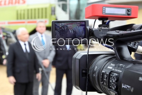  05.09.2013 PASZCZYNA<br />PREZES PIS JAROSLAW KACZYNSKI NA PODKARPACIU<br />SPOTKANIE W GOSPODARSTWIE ROLNYM W PASZCZYNIE KOLO DEBICY<br />WSPIERA SWOJEGO KANDYDATA NA SENATORA ZDZISLAWA PUPE<br />N/Z JAROSLAW KACZYNSKI KAMERA<br /> 