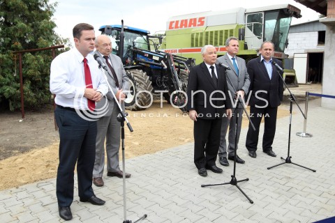  05.09.2013 PASZCZYNA<br />PREZES PIS JAROSLAW KACZYNSKI NA PODKARPACIU<br />SPOTKANIE W GOSPODARSTWIE ROLNYM W PASZCZYNIE KOLO DEBICY<br />WSPIERA SWOJEGO KANDYDATA NA SENATORA ZDZISLAWA PUPE<br />N/Z JAROSLAW KACZYNSKI ADAM HOFMAN TRAKTOR ZDZISLAW PUPA<br /> 