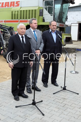  05.09.2013 PASZCZYNA<br />PREZES PIS JAROSLAW KACZYNSKI NA PODKARPACIU<br />SPOTKANIE W GOSPODARSTWIE ROLNYM W PASZCZYNIE KOLO DEBICY<br />WSPIERA SWOJEGO KANDYDATA NA SENATORA ZDZISLAWA PUPE<br />N/Z JAROSLAW KACZYNSKI TRAKTOR ZDZISLAW PUPA<br /> 