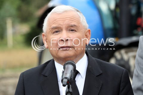  05.09.2013 PASZCZYNA<br />PREZES PIS JAROSLAW KACZYNSKI NA PODKARPACIU<br />SPOTKANIE W GOSPODARSTWIE ROLNYM W PASZCZYNIE KOLO DEBICY<br />WSPIERA SWOJEGO KANDYDATA NA SENATORA ZDZISLAWA PUPE<br />N/Z JAROSLAW KACZYNSKI<br /> 