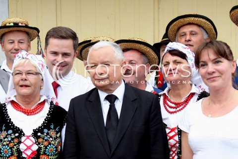  05.09.2013 PASZCZYNA<br />PREZES PIS JAROSLAW KACZYNSKI NA PODKARPACIU<br />SPOTKANIE W GOSPODARSTWIE ROLNYM W PASZCZYNIE KOLO DEBICY<br />WSPIERA SWOJEGO KANDYDATA NA SENATORA ZDZISLAWA PUPE<br />N/Z JAROSLAW KACZYNSKI ADAM HOFMAN <br /> 