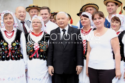  05.09.2013 PASZCZYNA<br />PREZES PIS JAROSLAW KACZYNSKI NA PODKARPACIU<br />SPOTKANIE W GOSPODARSTWIE ROLNYM W PASZCZYNIE KOLO DEBICY<br />WSPIERA SWOJEGO KANDYDATA NA SENATORA ZDZISLAWA PUPE<br />N/Z JAROSLAW KACZYNSKI ADAM HOFMAN <br /> 