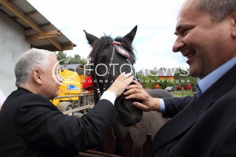  05.09.2013 PASZCZYNA<br />PREZES PIS JAROSLAW KACZYNSKI NA PODKARPACIU<br />SPOTKANIE W GOSPODARSTWIE ROLNYM W PASZCZYNIE KOLO DEBICY<br />WSPIERA SWOJEGO KANDYDATA NA SENATORA ZDZISLAWA PUPE<br />N/Z JAROSLAW KACZYNSKI I ZDZISLAW PUPA SPRAWDZAJA UZEBIENIE U KONIA KON <br /> 