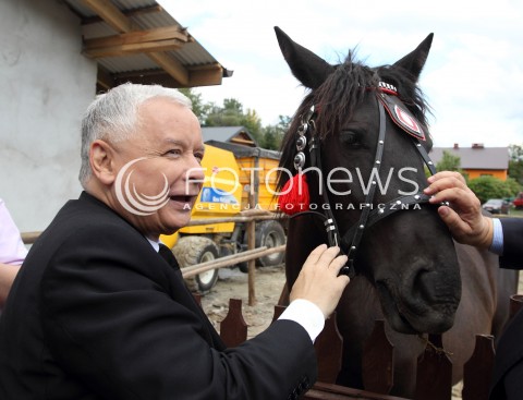  05.09.2013 PASZCZYNA<br />PREZES PIS JAROSLAW KACZYNSKI NA PODKARPACIU<br />SPOTKANIE W GOSPODARSTWIE ROLNYM W PASZCZYNIE KOLO DEBICY<br />WSPIERA SWOJEGO KANDYDATA NA SENATORA ZDZISLAWA PUPE<br />N/Z JAROSLAW KACZYNSKI SPRAWDZA UZEBIENIE U KONIA KON <br /> 