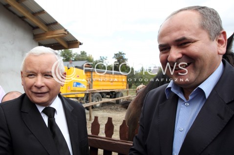  05.09.2013 PASZCZYNA<br />PREZES PIS JAROSLAW KACZYNSKI NA PODKARPACIU<br />SPOTKANIE W GOSPODARSTWIE ROLNYM W PASZCZYNIE KOLO DEBICY<br />WSPIERA SWOJEGO KANDYDATA NA SENATORA ZDZISLAWA PUPE<br />N/Z JAROSLAW KACZYNSKI I ZDZISLAW PUPA<br /> 