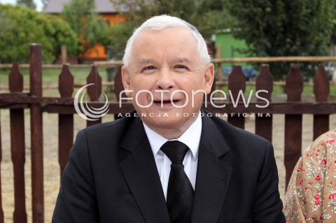  05.09.2013 PASZCZYNA<br />PREZES PIS JAROSLAW KACZYNSKI NA PODKARPACIU<br />SPOTKANIE W GOSPODARSTWIE ROLNYM W PASZCZYNIE KOLO DEBICY<br />WSPIERA SWOJEGO KANDYDATA NA SENATORA ZDZISLAWA PUPE<br />N/Z JAROSLAW KACZYNSKI SYLWETKA GLOWKA<br /> 