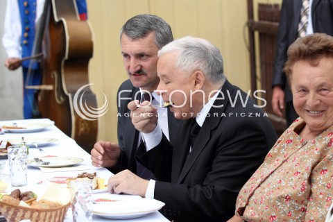  !!! PROSZE NIE PODPISYWAC NAZWISKA AUTORA!!!<br /><br />05.09.2013 PASZCZYNA<br />PREZES PIS JAROSLAW KACZYNSKI NA PODKARPACIU<br />SPOTKANIE W GOSPODARSTWIE ROLNYM W PASZCZYNIE KOLO DEBICY<br />WSPIERA SWOJEGO KANDYDATA NA SENATORA ZDZISLAWA PUPE<br />N/Z JAROSLAW KACZYNSKI PRZY STOLE JE DESER<br /> 