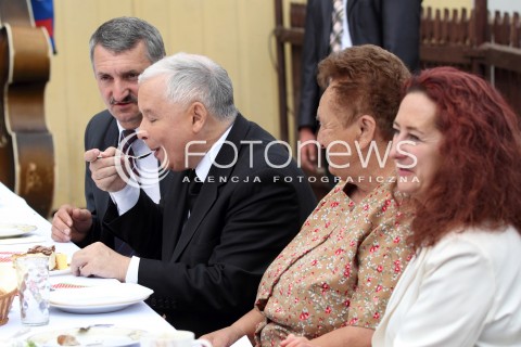  !!! PROSZE NIE PODPISYWAC NAZWISKA AUTORA!!!<br /><br />05.09.2013 PASZCZYNA<br />PREZES PIS JAROSLAW KACZYNSKI NA PODKARPACIU<br />SPOTKANIE W GOSPODARSTWIE ROLNYM W PASZCZYNIE KOLO DEBICY<br />WSPIERA SWOJEGO KANDYDATA NA SENATORA ZDZISLAWA PUPE<br />N/Z JAROSLAW KACZYNSKI PRZY STOLE JE DESER<br /> 