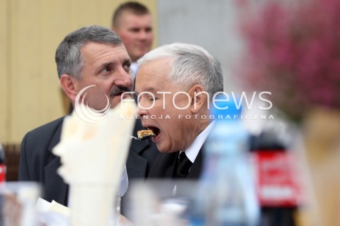  !!! PROSZE NIE PODPISYWAC NAZWISKA AUTORA!!!<br /><br />05.09.2013 PASZCZYNA<br />PREZES PIS JAROSLAW KACZYNSKI NA PODKARPACIU<br />SPOTKANIE W GOSPODARSTWIE ROLNYM W PASZCZYNIE KOLO DEBICY<br />WSPIERA SWOJEGO KANDYDATA NA SENATORA ZDZISLAWA PUPE<br />N/Z JAROSLAW KACZYNSKI PRZY STOLE JE DESER<br /> 