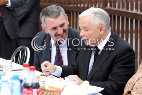  !!! PROSZE NIE PODPISYWAC NAZWISKA AUTORA!!!<br /><br />05.09.2013 PASZCZYNA<br />PREZES PIS JAROSLAW KACZYNSKI NA PODKARPACIU<br />SPOTKANIE W GOSPODARSTWIE ROLNYM W PASZCZYNIE KOLO DEBICY<br />WSPIERA SWOJEGO KANDYDATA NA SENATORA ZDZISLAWA PUPE<br />N/Z JAROSLAW KACZYNSKI PRZY STOLE JE DESER<br /> 