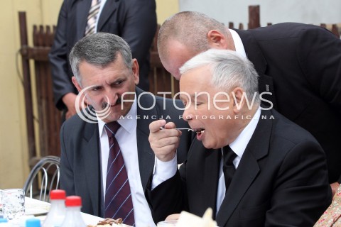  !!! PROSZE NIE PODPISYWAC NAZWISKA AUTORA!!!<br /><br />05.09.2013 PASZCZYNA<br />PREZES PIS JAROSLAW KACZYNSKI NA PODKARPACIU<br />SPOTKANIE W GOSPODARSTWIE ROLNYM W PASZCZYNIE KOLO DEBICY<br />WSPIERA SWOJEGO KANDYDATA NA SENATORA ZDZISLAWA PUPE<br />N/Z JAROSLAW KACZYNSKI PRZY STOLE JE DESER<br /> 