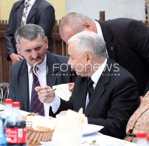  !!! PROSZE NIE PODPISYWAC NAZWISKA AUTORA!!!<br /><br />05.09.2013 PASZCZYNA<br />PREZES PIS JAROSLAW KACZYNSKI NA PODKARPACIU<br />SPOTKANIE W GOSPODARSTWIE ROLNYM W PASZCZYNIE KOLO DEBICY<br />WSPIERA SWOJEGO KANDYDATA NA SENATORA ZDZISLAWA PUPE<br />N/Z JAROSLAW KACZYNSKI PRZY STOLE JE DESER<br /> 