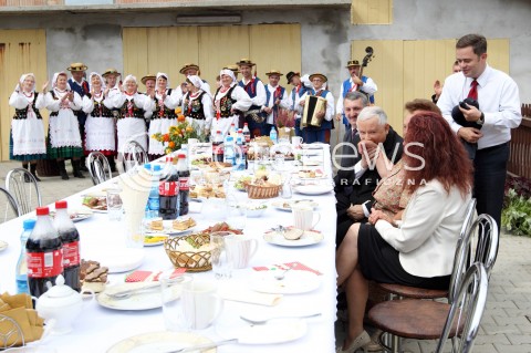  05.09.2013 PASZCZYNA<br />PREZES PIS JAROSLAW KACZYNSKI NA PODKARPACIU<br />SPOTKANIE W GOSPODARSTWIE ROLNYM W PASZCZYNIE KOLO DEBICY<br />WSPIERA SWOJEGO KANDYDATA NA SENATORA ZDZISLAWA PUPE<br />N/Z JAROSLAW KACZYNSKI PRZY STOLE NAKRYTY STOL<br /> 