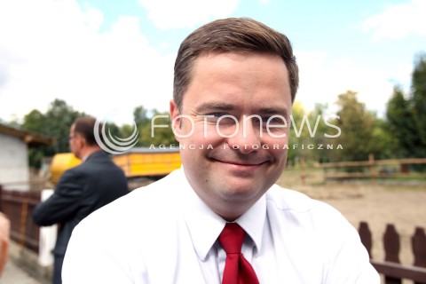  !!! PROSZE NIE PODPISYWAC NAZWISKA AUTORA!!!<br /><br />05.09.2013 PASZCZYNA<br />PREZES PIS JAROSLAW KACZYNSKI NA PODKARPACIU<br />SPOTKANIE W GOSPODARSTWIE ROLNYM W PASZCZYNIE KOLO DEBICY<br />WSPIERA SWOJEGO KANDYDATA NA SENATORA ZDZISLAWA PUPE<br />N/Z ADAM HOFMAN PORTRET GLOWKA SYLWETKA POZOWANE<br /> 