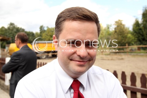  05.09.2013 PASZCZYNA<br />PREZES PIS JAROSLAW KACZYNSKI NA PODKARPACIU<br />SPOTKANIE W GOSPODARSTWIE ROLNYM W PASZCZYNIE KOLO DEBICY<br />WSPIERA SWOJEGO KANDYDATA NA SENATORA ZDZISLAWA PUPE<br />N/Z ADAM HOFMAN SYLWETKA GLOWKA PORTRET POZOWANE<br /> 