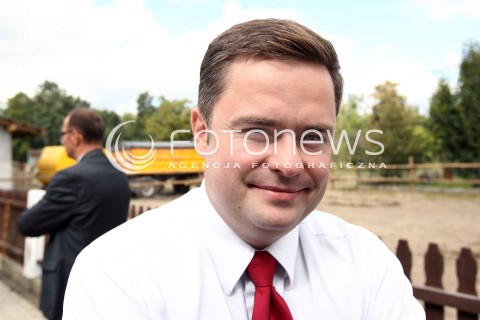  !!! PROSZE NIE PODPISYWAC NAZWISKA AUTORA!!!<br /><br />05.09.2013 PASZCZYNA<br />PREZES PIS JAROSLAW KACZYNSKI NA PODKARPACIU<br />SPOTKANIE W GOSPODARSTWIE ROLNYM W PASZCZYNIE KOLO DEBICY<br />WSPIERA SWOJEGO KANDYDATA NA SENATORA ZDZISLAWA PUPE<br />N/Z ADAM HOFMAN PORTRET GLOWKA SYLWETKA POZOWANE<br /> 