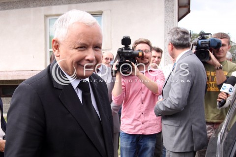  !!! PROSZE NIE PODPISYWAC NAZWISKA AUTORA!!!<br /><br />05.09.2013 PASZCZYNA<br />PREZES PIS JAROSLAW KACZYNSKI NA PODKARPACIU<br />SPOTKANIE W GOSPODARSTWIE ROLNYM W PASZCZYNIE KOLO DEBICY<br />WSPIERA SWOJEGO KANDYDATA NA SENATORA ZDZISLAWA PUPE<br />N/Z JAROSLAW KACZYNSKI<br /> 