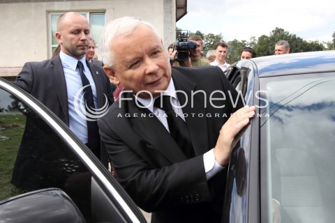  05.09.2013 PASZCZYNA<br />PREZES PIS JAROSLAW KACZYNSKI NA PODKARPACIU<br />SPOTKANIE W GOSPODARSTWIE ROLNYM W PASZCZYNIE KOLO DEBICY<br />WSPIERA SWOJEGO KANDYDATA NA SENATORA ZDZISLAWA PUPE<br />N/Z JAROSLAW KACZYNSKI SAMOCHOD<br /> 
