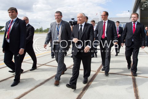  05.09.2013 MIELEC<br />WIZYTA PREZESA PIS JAROSLAWA KACZYNSKIEGO W ZAKLADACH LOTNICZYCH PZL MIELEC.<br />N/Z JAROSLAW KACZYNSKI JANUSZ ZAKRECKI PREZES PZL MIELEC<br /> 