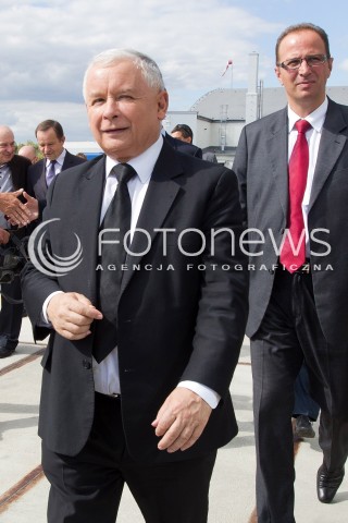  05.09.2013 MIELEC<br />WIZYTA PREZESA PIS JAROSLAWA KACZYNSKIEGO W ZAKLADACH LOTNICZYCH PZL MIELEC.<br />N/Z JAROSLAW KACZYNSKI JACEK RUDZINSKI ASYSTENT<br /> 