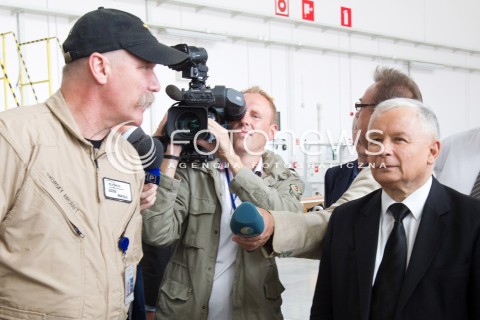  05.09.2013 MIELEC<br />WIZYTA PREZESA PIS JAROSLAWA KACZYNSKIEGO W ZAKLADACH LOTNICZYCH PZL MIELEC.<br />PREZES OGLADAL POKAZ SMIGLOWCA PRODUKOWANEGO W MIELCU SIKORSKY S-70I BLACK HAWK<br />N/Z JAROSLAW KACZYNSKI I LESZEK PAWULA PILOT SMIGLOWCA SIKORSKY S-70 BLACK HAWK<br /> 